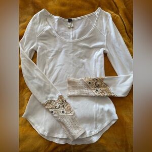 We The Free White and Gold Henley long sleeve top Sz Large Crochet NWOT